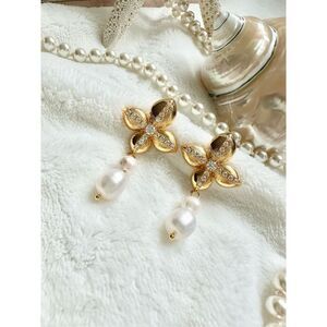 Regal style gold flower dangle earrings with faux pearl ￼